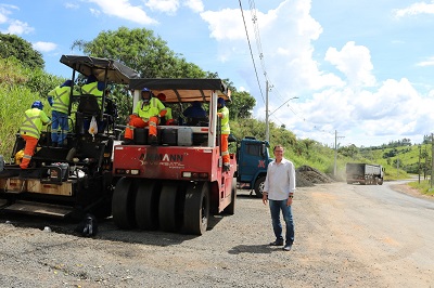 Prefeito acompanha obras de iluminação e recapeamento em Eleutério