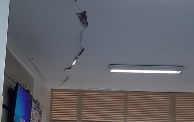 Pedaço do forro cai no HM por causa do vendaval  