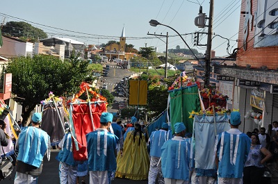 Procissão da Bandeira abre parte religiosa da Festa de Maio
