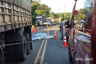 Pai e filho morrem atropelados por carreta