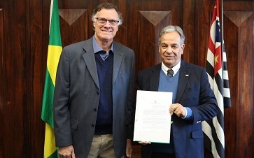 Prefeito assina convênio com a Secretaria de Agricultura