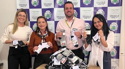 Sicredi doa meias para aquecer os mais carentes