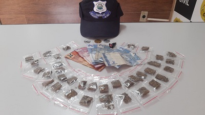 Mais um acaba na tranca após ser pego com droga