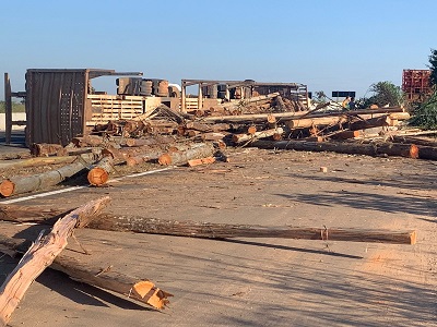 Caminhão não faz a curva e tomba perto da Usina