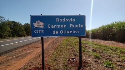 Rodovia 100% restaurada já tem placa com o nome da Dona Carmen