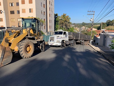 Carreta sobe rua que não pode, tem ‘piripaque’ e acerta poste