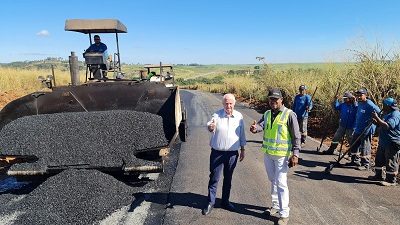 Munhoz acompanha asfaltamento da estrada do ‘Rio Manso’