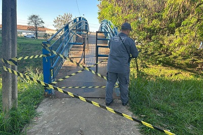 Passarela ‘zicada’ é interditada no Nosso Teto