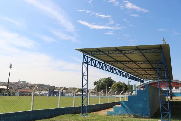 Arquibancada do campo Pedro Bagini recebe cobertura
