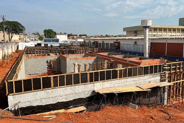 Obras do Complexo da Saúde têm montagem de pilares e vigas