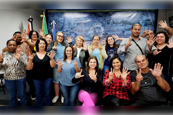 Grupo de apoio para superar o luto completa 7 anos