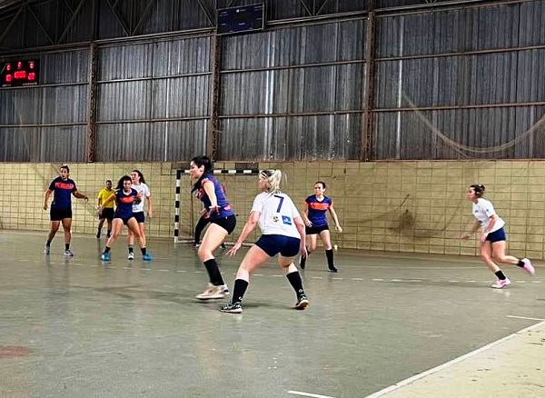 Handebol vence as duas pela Liga Estadual
