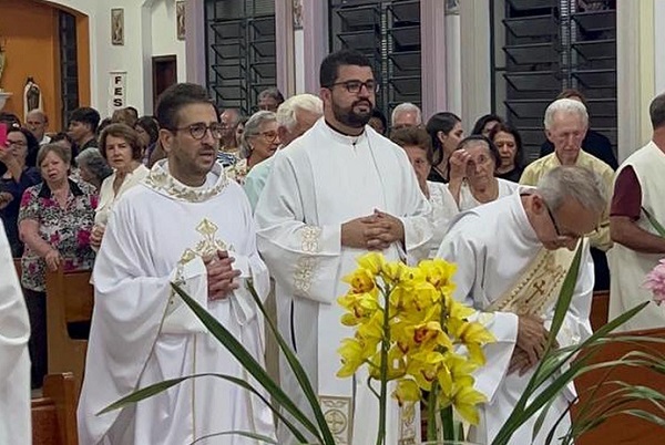 Padre Tarlei reassume a Paróquia; padre Fabrício vai pra Águas