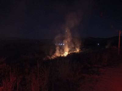 Bombeiros trabalham por 2 horas em incêndio na zona rural