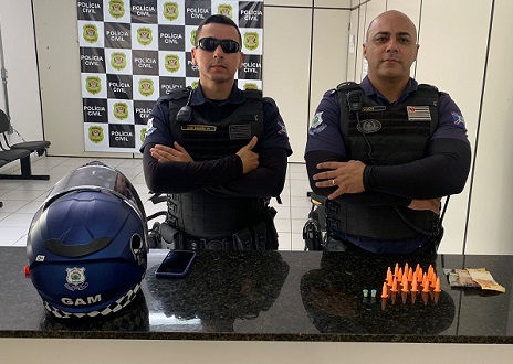 Dormiu na praça e o ‘seo’ guarda não perdoou: preso com drogas