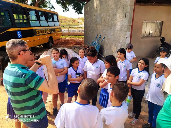 Alunos fazem visita monitorada ao Aterro Sanitário