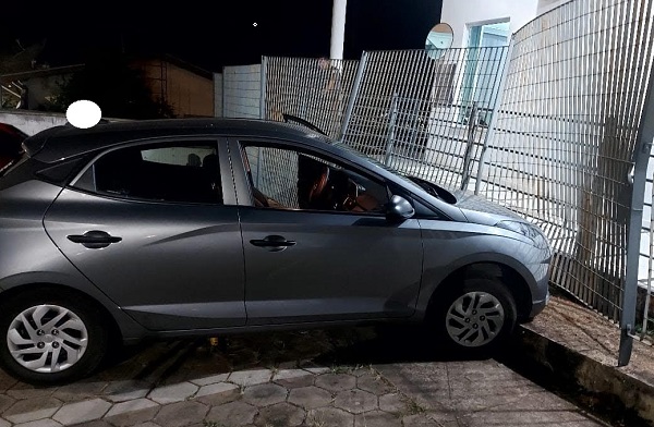 ‘Manguaçado’ bate na grade do prédio da Polícia Militar