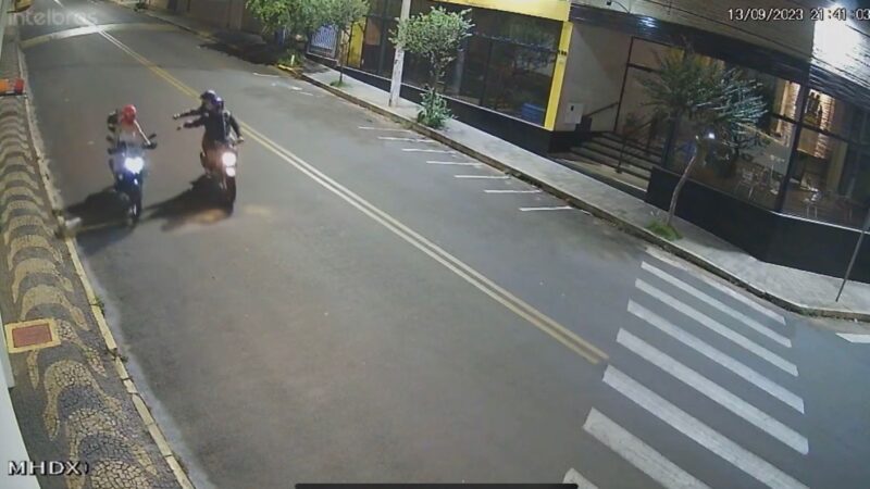 Trastes roubam moto de jovem na General Carneiro