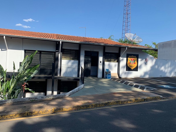 Homem passa o dia em frente da Delegacia pedindo pra ser preso