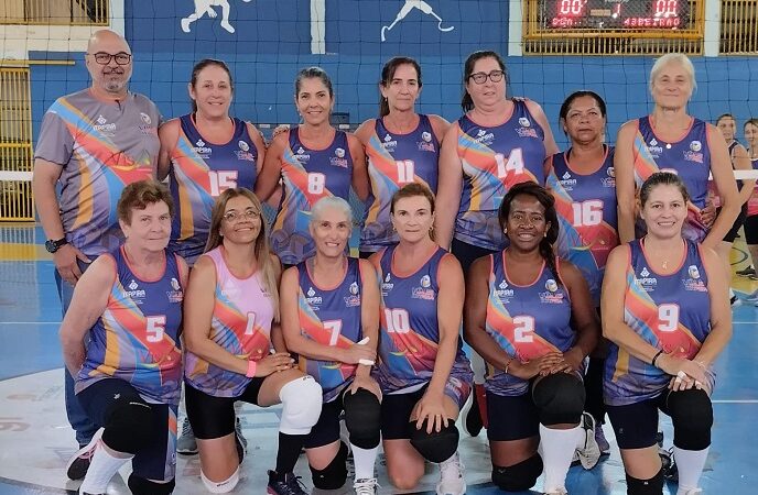 Vôlei Adaptado 50+ feminino vence etapa da ADR