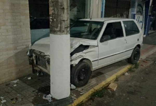 ‘Bebaço’ bate em carro parado e poste na avenida Paoletti