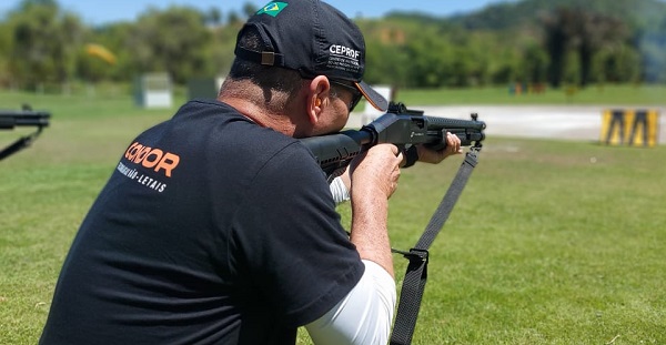 Instrutores da GM fazem treinamento para uso de armas não-letais