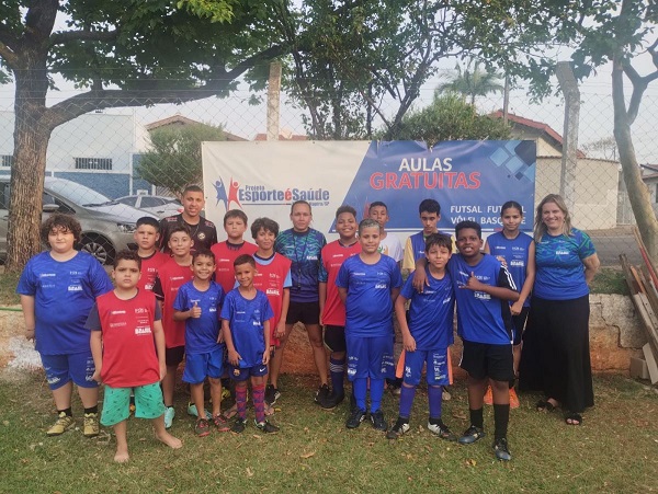 Jogador profissional de Itapira visita alunos de Projeto