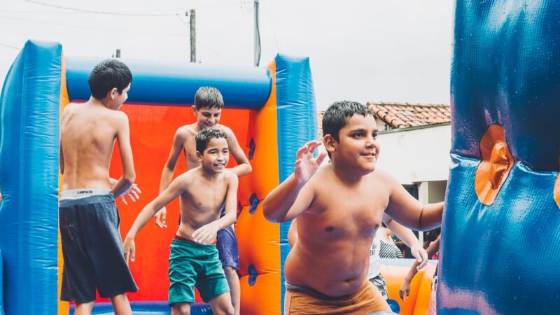 Grupo de amigos fez a alegria da criançada no Aquiles Galdi