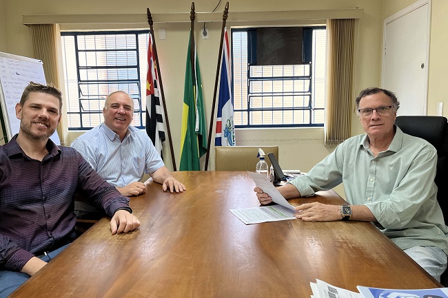 Toninho Bellini assina contrato de cessão de terreno para nova empresa