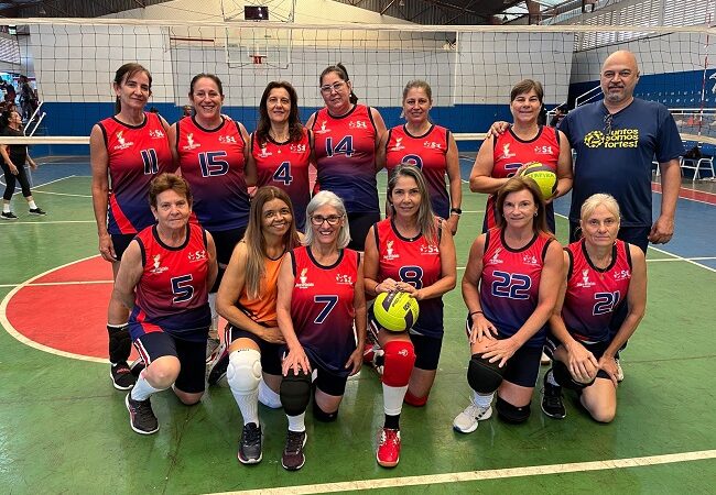 Vôlei adaptado feminino 50+ é tricampeão da ADR