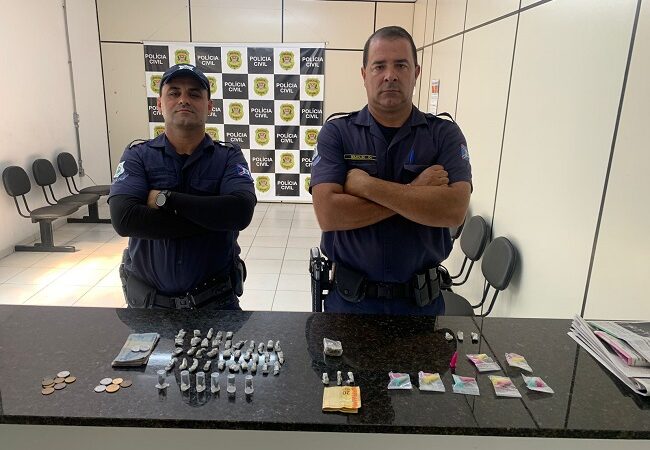 Barbearia usada como biqueira escondia drogas no lixo do banheiro