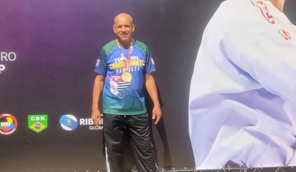 Câmara homenageia carateca master multicampeão