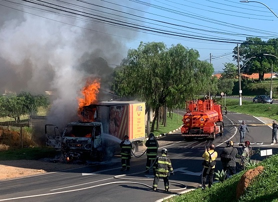 Caminhão vira bola de fogo na avenida Getúlio Vargas