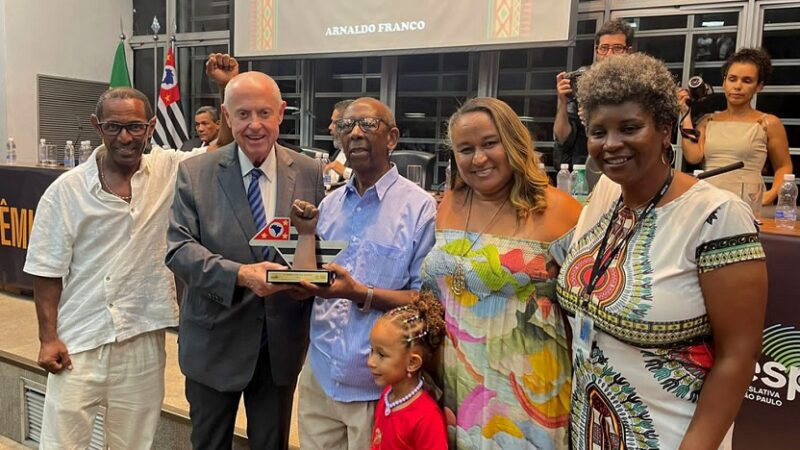 Arnaldo Franco recebe Prêmio Zumbi dos Palmares na Alesp