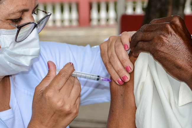 Covid-19: Saúde antecipa nova dose da bivalente para idosos