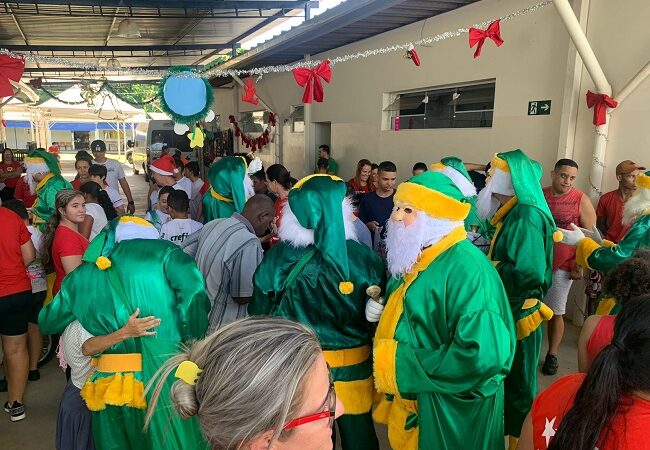 Noéis Anônimos levam alegria e diversão para os alunos da APAE
