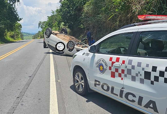 Gol capota na Itapira/Lindóia após bater em barranco