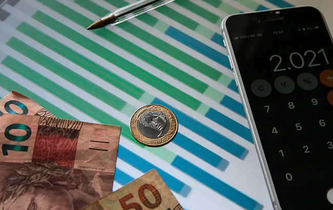 Mercado financeiro reduz previsões para inflação e câmbio