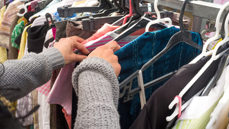 Bazar beneficente tem peças de roupas a partir de R$ 2,00
