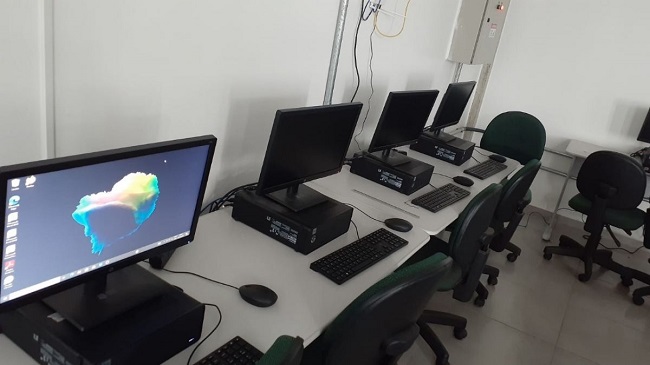 Escola municipal recebe novos computadores para sala de informática