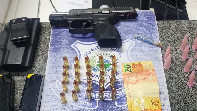 Homem é preso com arma de fogo quando comprava droga em biqueira