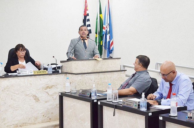 Projeto quer disciplinar ‘baderna’ de fios e cabos em postes