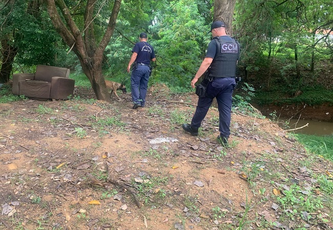 Farejador Hunter ‘treina’ às margens do Ribeirão da Penha