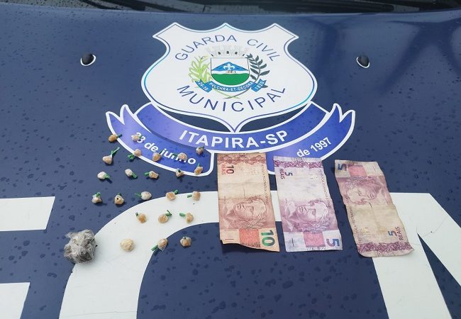 Homem flagrado vendendo droga acaba detido