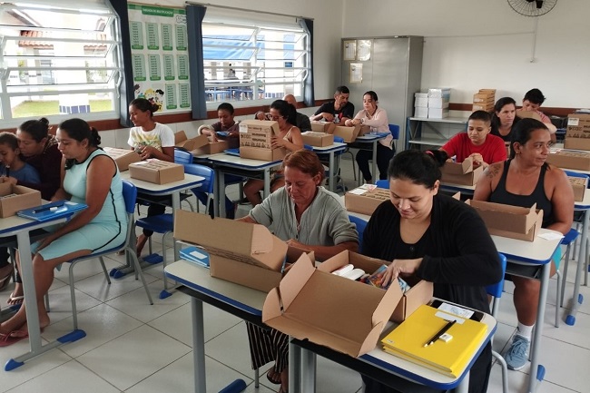 Início das aulas na rede municipal é marcado pela entrega de materiais