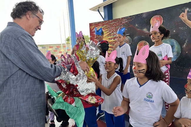 Alunos da rede municipal recebem ovos de Páscoa