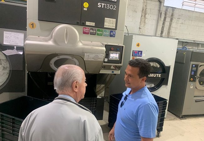 Lavanderia LavMix recebe a visita do deputado Totonho Munhoz