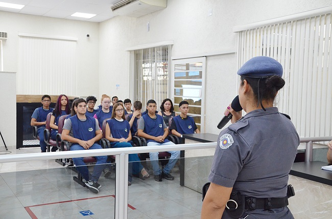 Palestra alusiva ao Mês da Mulher reúne estudantes da AIPA e da ETEC