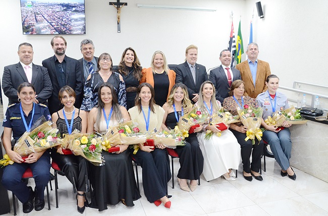 Entrega da Medalha “Carmen Ruete de Oliveira” é marcada pela emoção