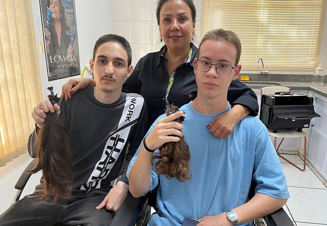 Recrutas doam cabelos para perucas de mulheres em tratamento contra o câncer